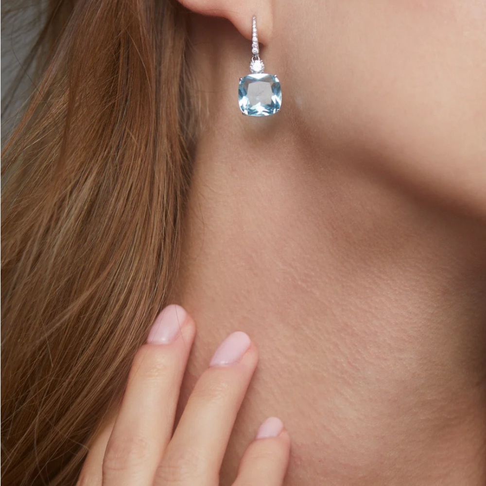 Absolutely stunning high quality crystals earrings from Paris, brand new, must!
